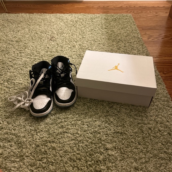 Jordan 1 University Blue (women’s) size 6 - Picture 6 of 10